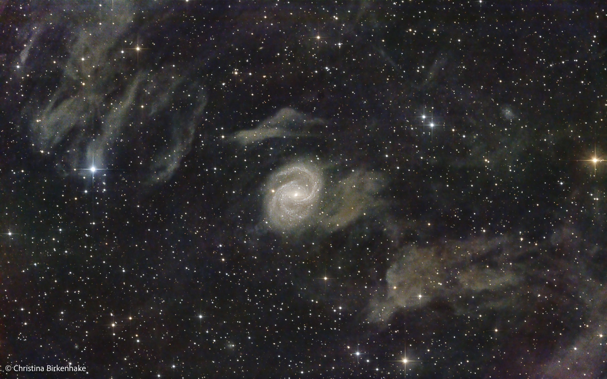 Galaxie im davor gelagerten Dunkelwolken